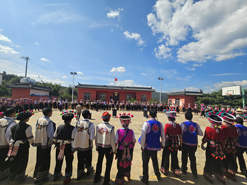 图2 游客与村民在白铜厂村齐跳左脚舞.png