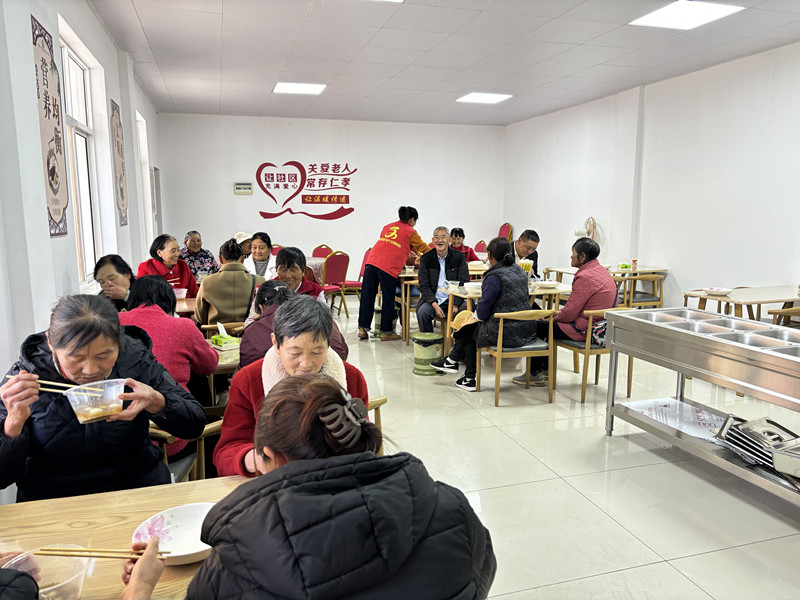老年人在东兴社区幸福食堂用餐.jpg