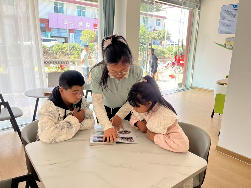 成员在“一老一小”时光驿站陪同小朋友看书.jpg