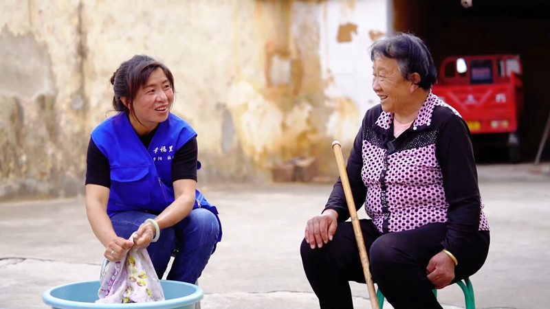 永仁县幸福里夕阳社区邻里互助员为居家老人开展服务.jpg