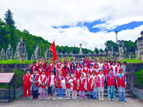 楚雄州2026年“石榴红”同心研学营走进红色教育基地,传承红色基因,厚植各族青少年民族团结家国情怀。_副本.jpg