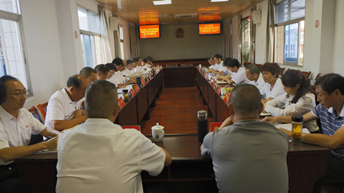 7月23日,中共禄丰县人大常委会党组理论学习中心组2020年第三次学习研讨会议召开,县人大常委会党组书记、主任毛世宾主持会议并讲话。.jpg