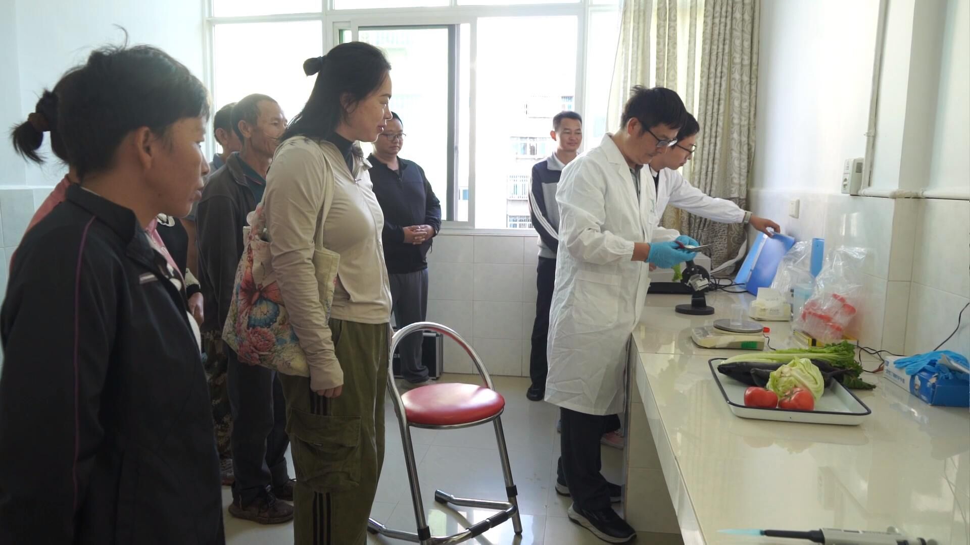 广大市民走进实验室查看检测流程.jpg